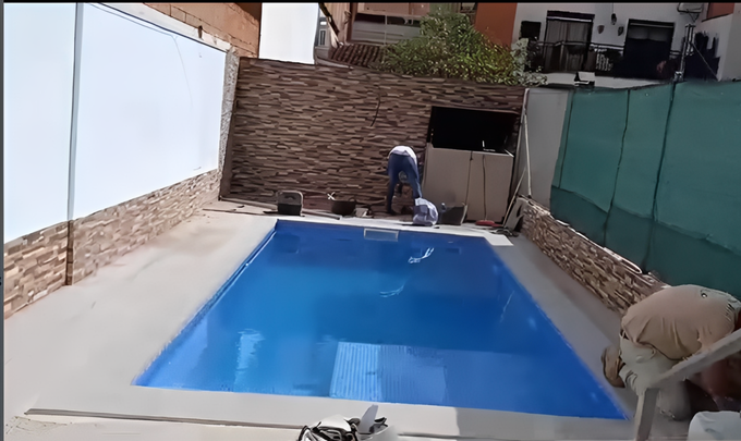 Piscina en proceso de construcción y revestimiento